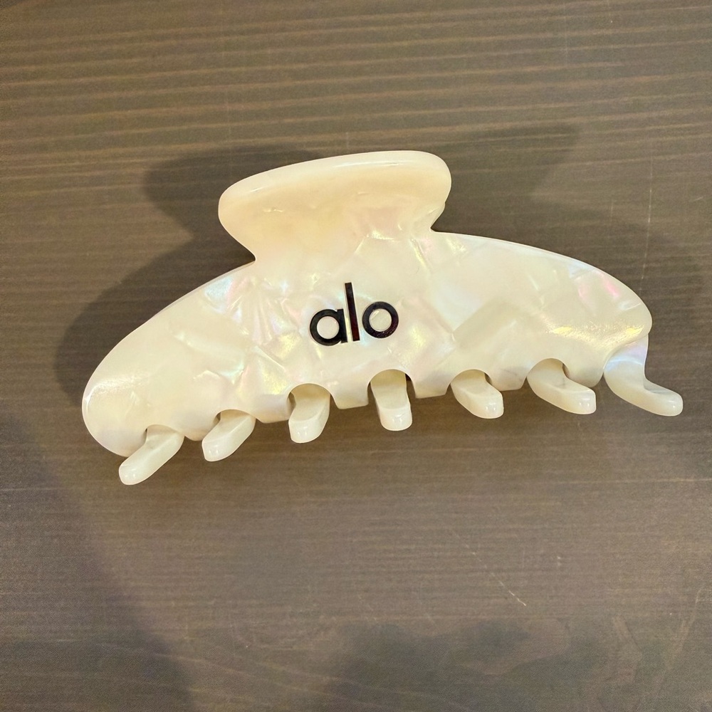 ALO Yoga Iridescent Hair Clip